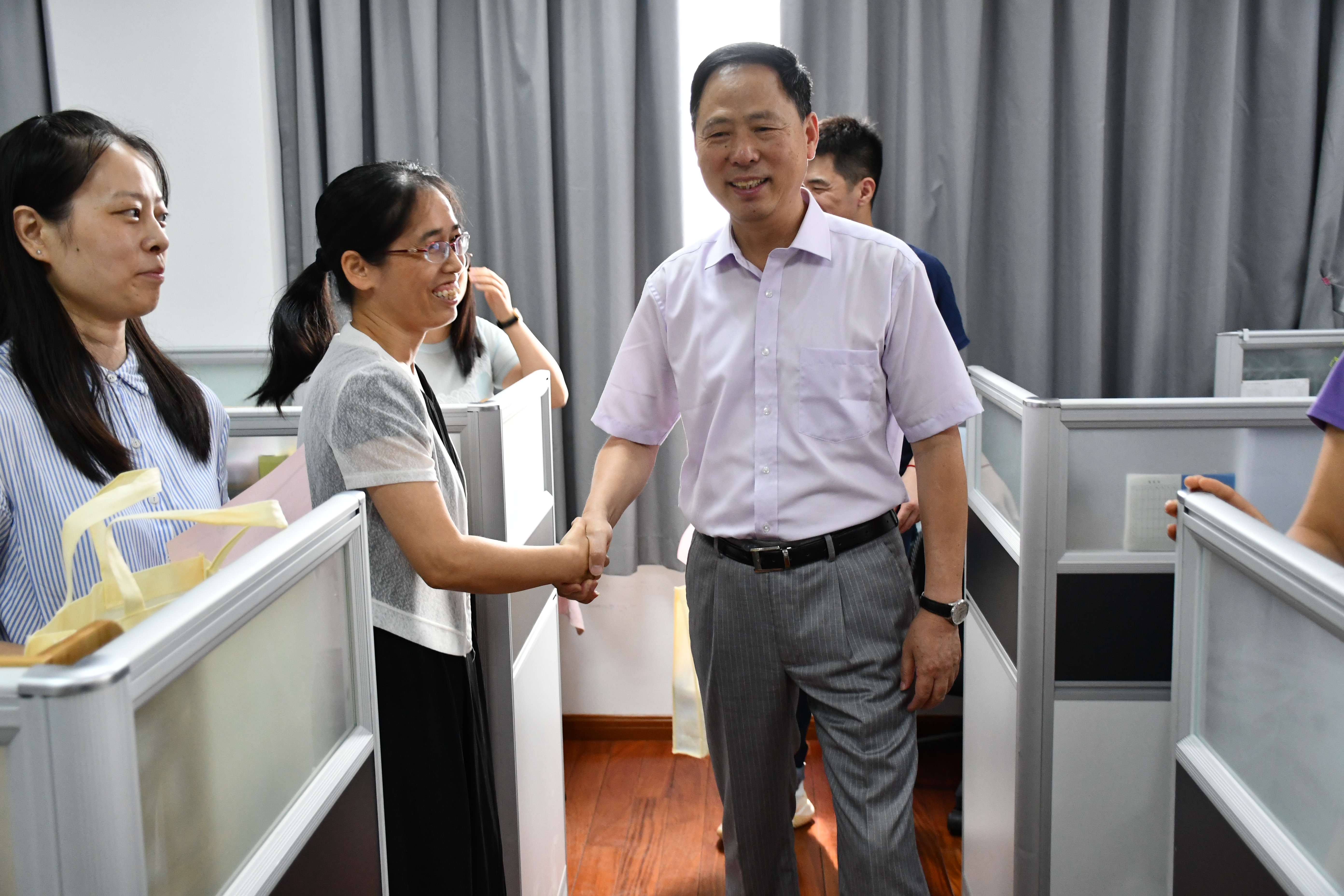 李永盛院长,姜富明书记代表学院党政领导班子在36个教师节来临之际